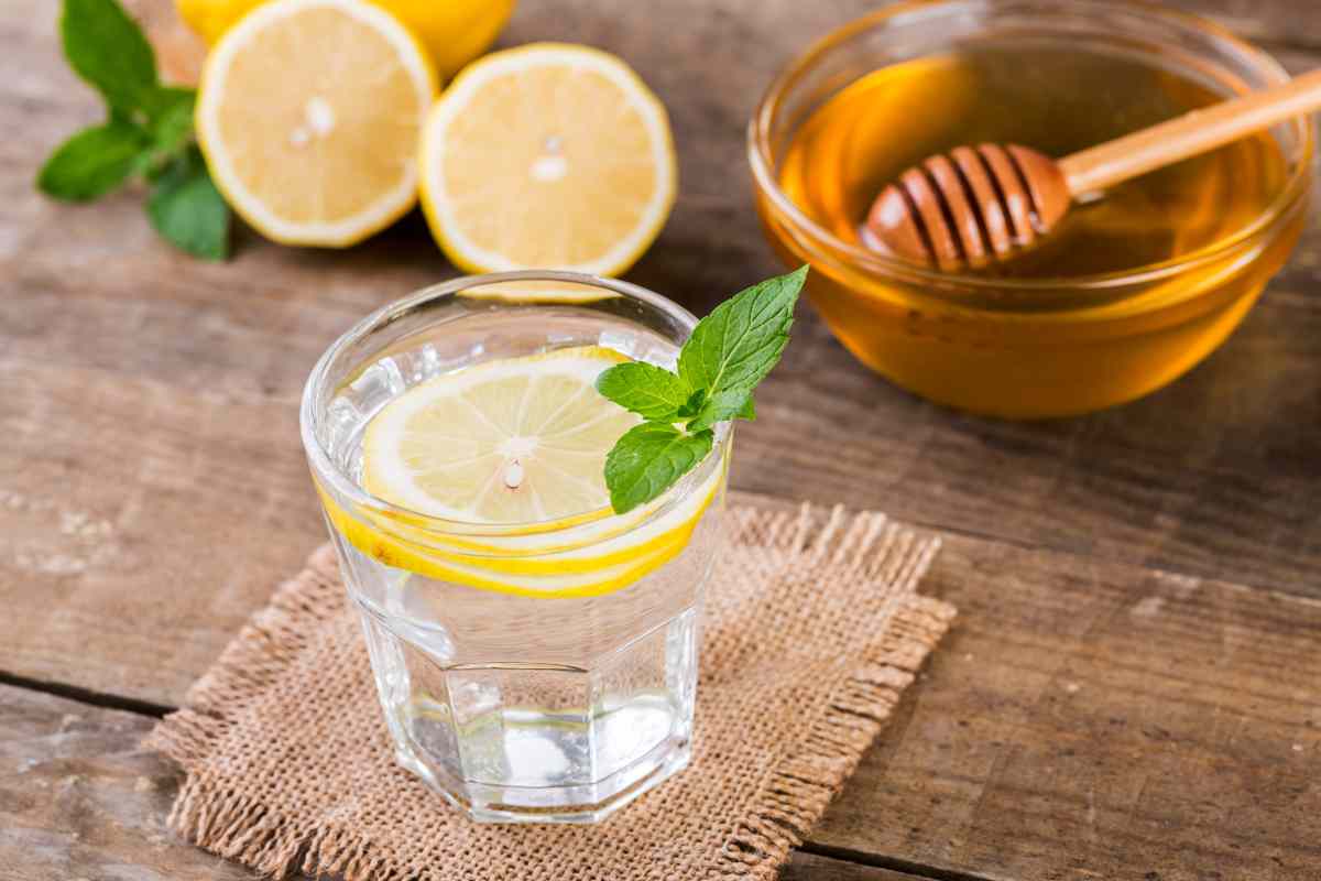 Bevanda con acqua limone e miele