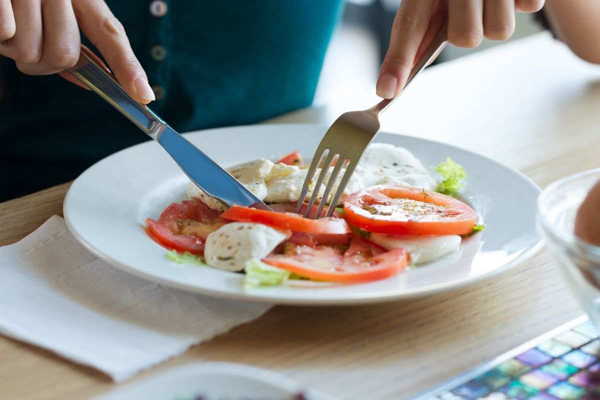 La buonissima caprese con pomodori e mozzarella