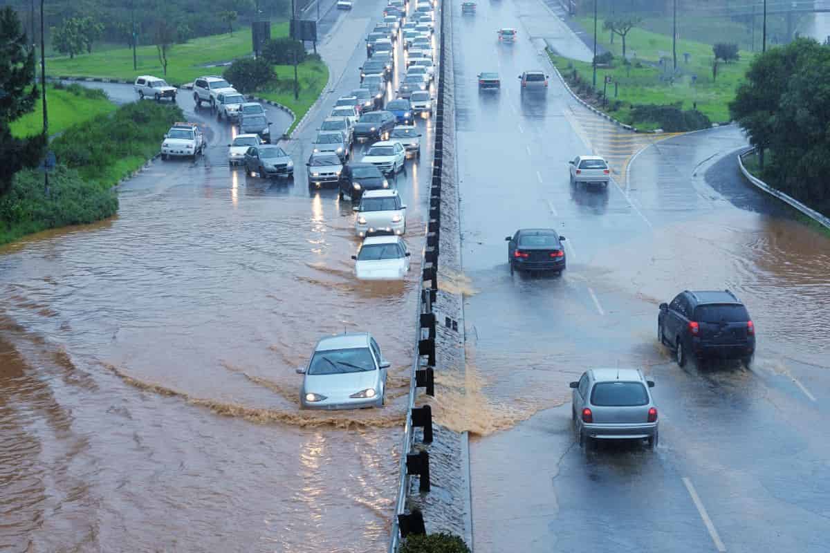 Strada piena d'acqua dopo un'alluvione