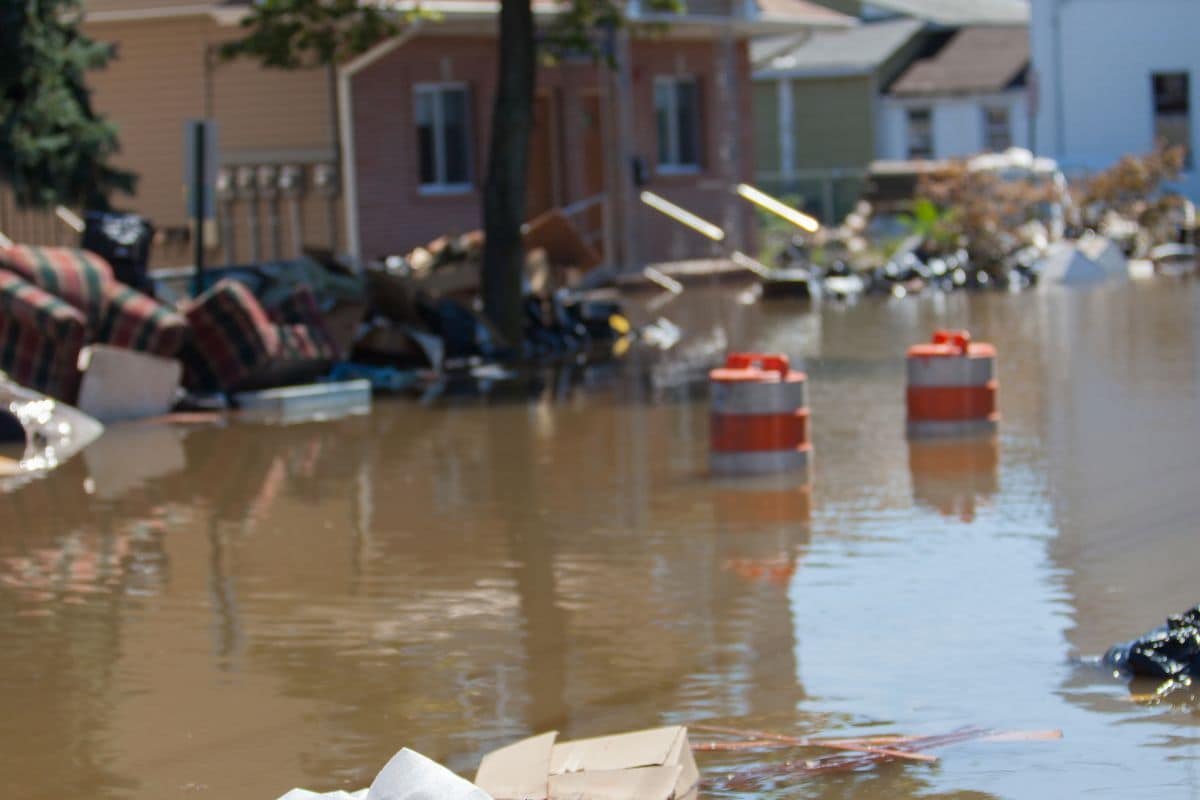 strada di una città distrutta da un'alluvione