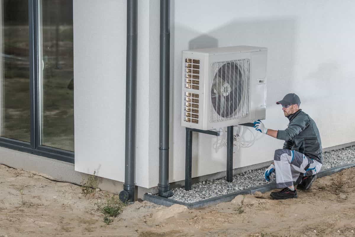 operatore che installa una pompa di calore