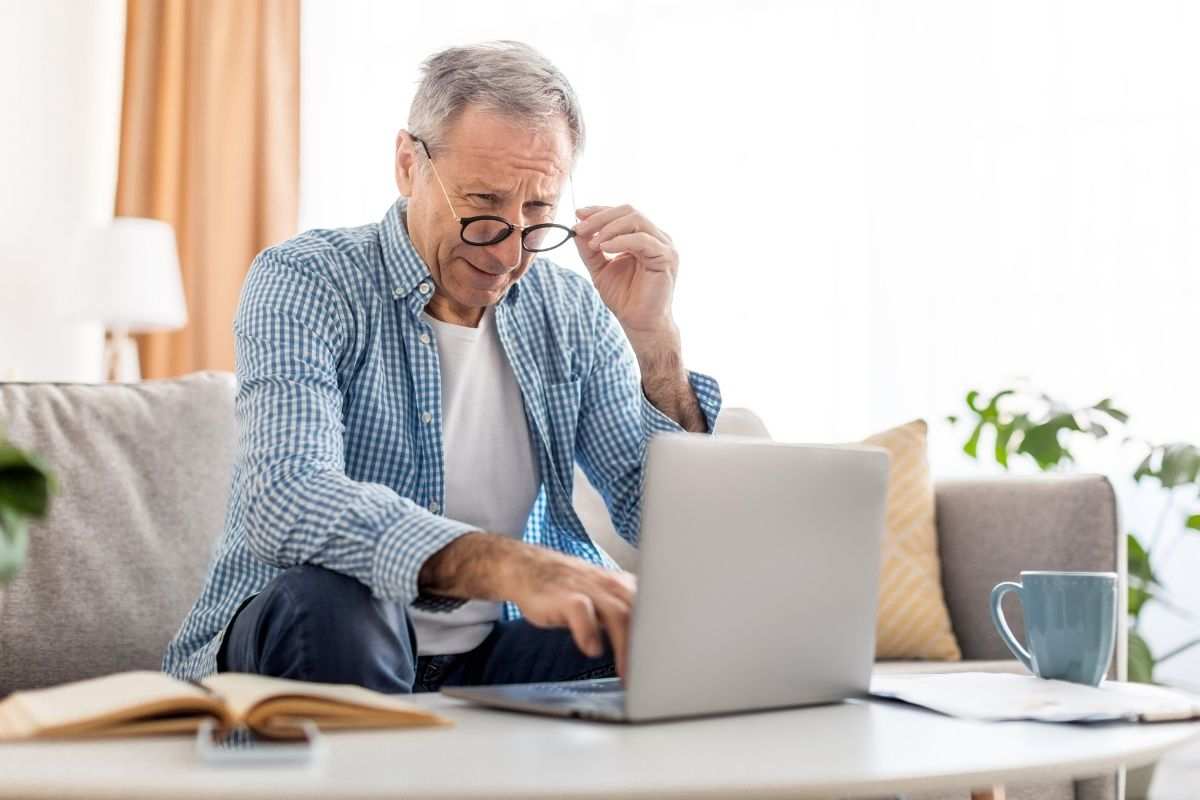 Signore davanti al PC con faccia confusa